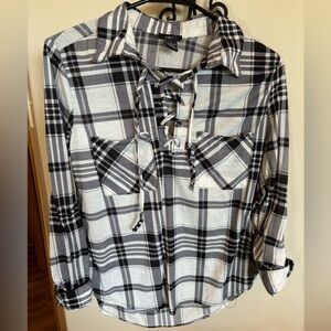 🌺Jr long sleeve top lace up front in black & white plaid